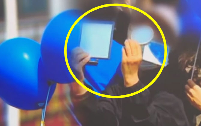 이재명 더불어민주당 대선 후보 유세 현장에 한 지지자가 손거울을 들고 있다. [채널A]
