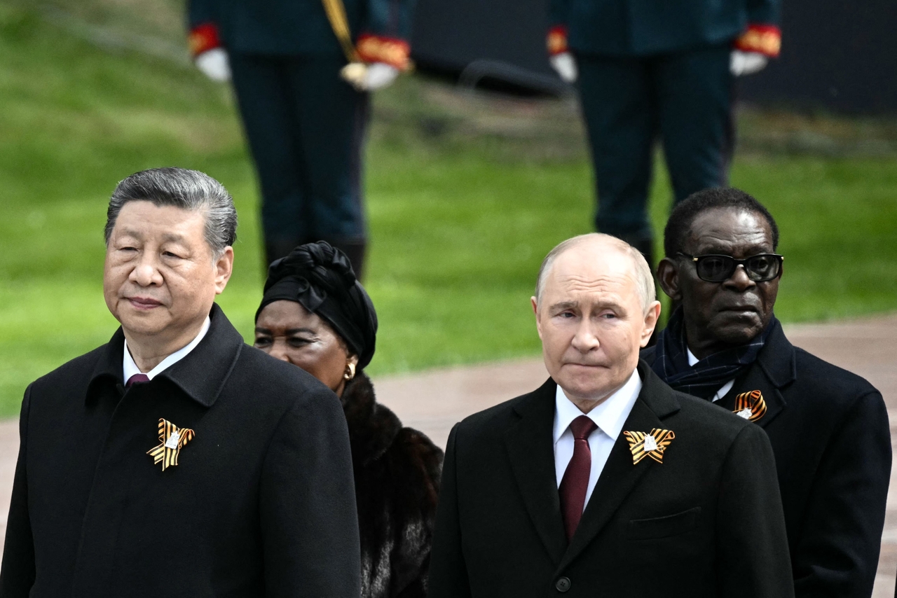 Russian President Vladimir Putin and foreign leaders, including Chinese President Xi Jinping, attend a ceremony to lay flowers at the Tomb of the Unknown Soldier by the Kremlin wall in central Moscow on May 9. (AFP)