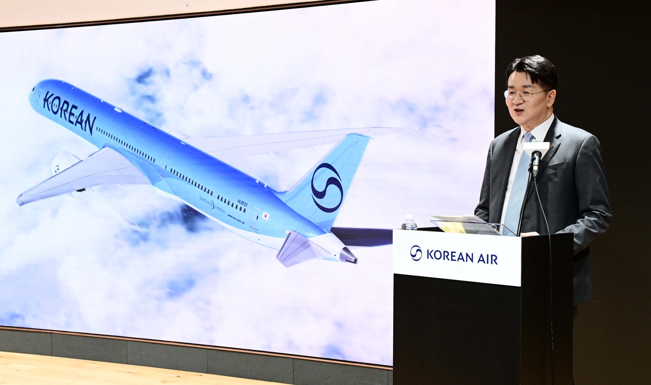 Walter Cho, chair and CEO of Hanjin Group and Korean Air, announces Korean Air's new corporate identity at Korean Air headquarters in Incheon on March 11. (Joint Press Corps)