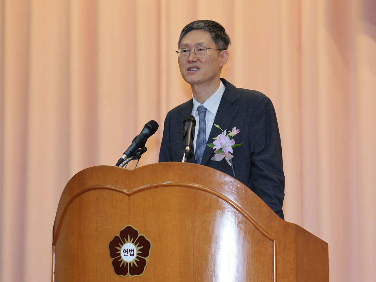 Former acting Chief Justice Moon Hyung-bae speaks at a retirement ceremony held at the Constitutional Court in Jongno-gu, central Seoul on April 18. (Yonhap)