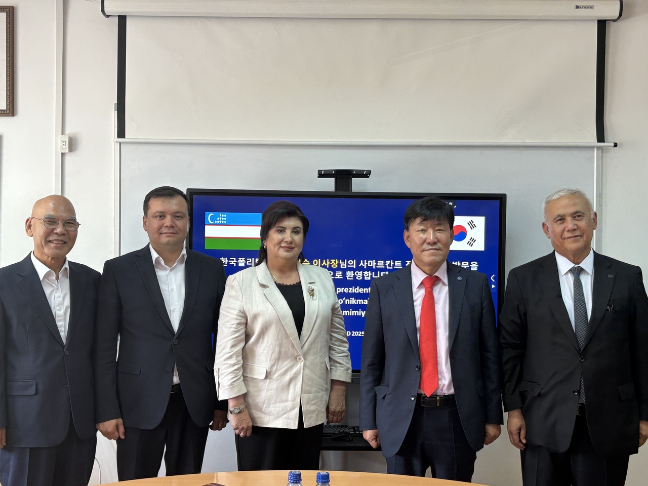 14일 우즈베키스탄 사마르칸트 직업기술훈련원에서 열린 ‘한국폴리텍대학 공동기술교육훈련센터 현판식’에서 이철수 한국폴리텍대학 이사장(왼쪽에서 네번째)과 주요 내빈들이 기념촬영을 하고 있다.[한국폴리텍대학 제공]