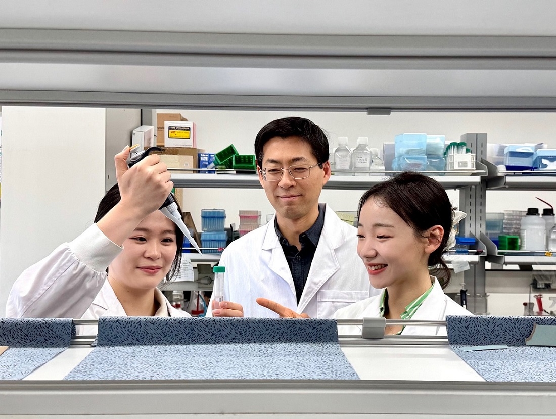 양예원(왼쪽부터) KAIST 생명화학공학과 석사과정, 김유식 교수, 구도영 박사과정.[KAIST 제공]