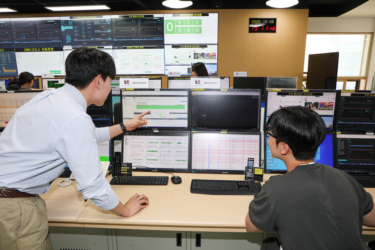 KT 직원들이 경기도 과천에 위치한 KT 통합관제센터에서 디도스(DDoS) 등 사이버 공격에 대비하며 관제하는 모습. [KT 제공]