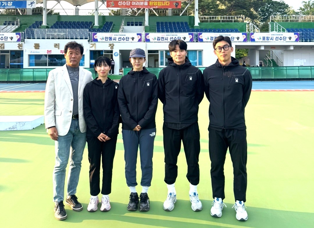 안동시청 롤러경기단 국가대표로 배출된 5명이 기념 촬영을 하고 있다.[안동시제공]