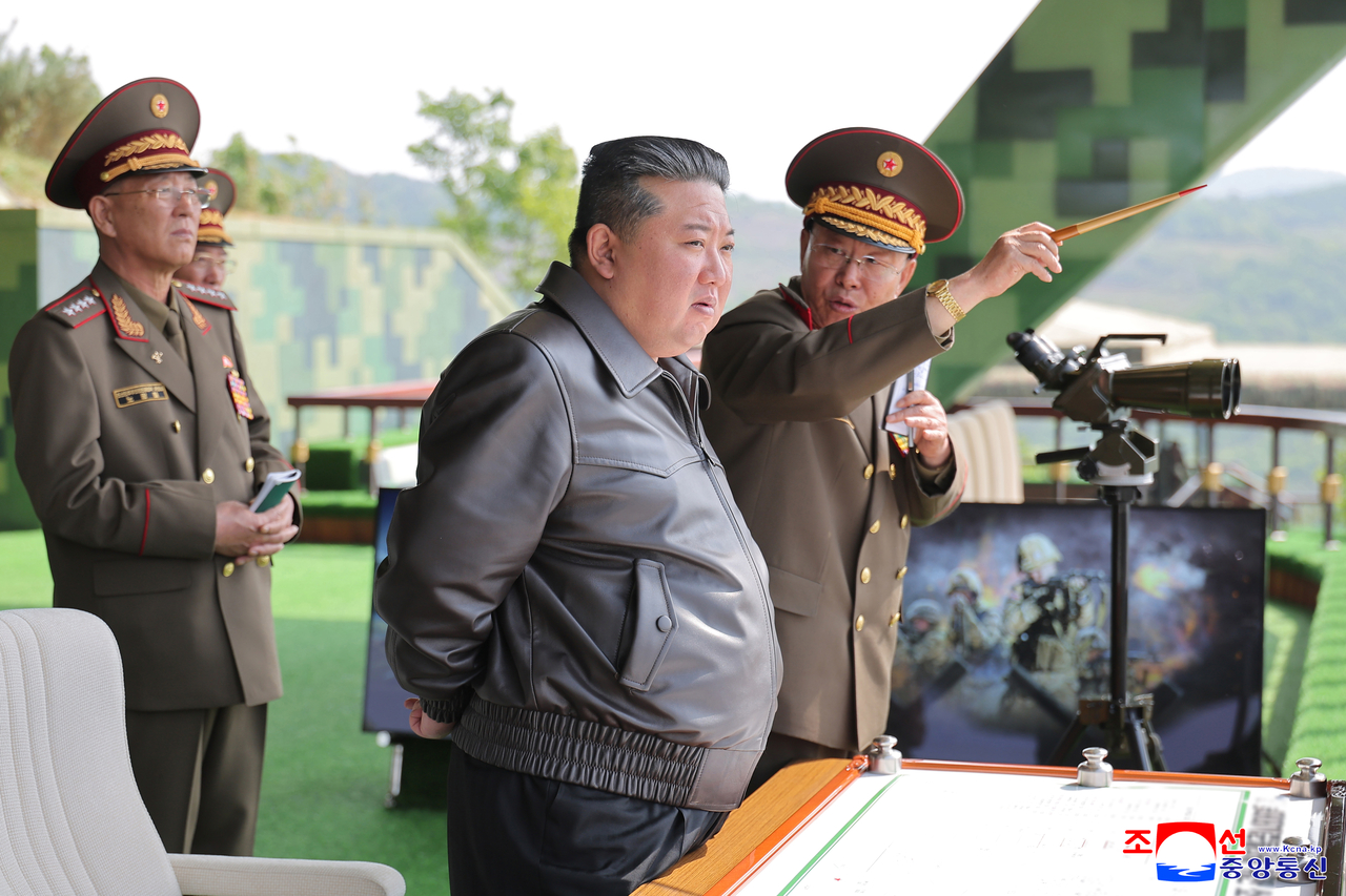 The North's leader Kim Jong-un (center) visited the tactical combined training site on Wednesday. (Yonhap)