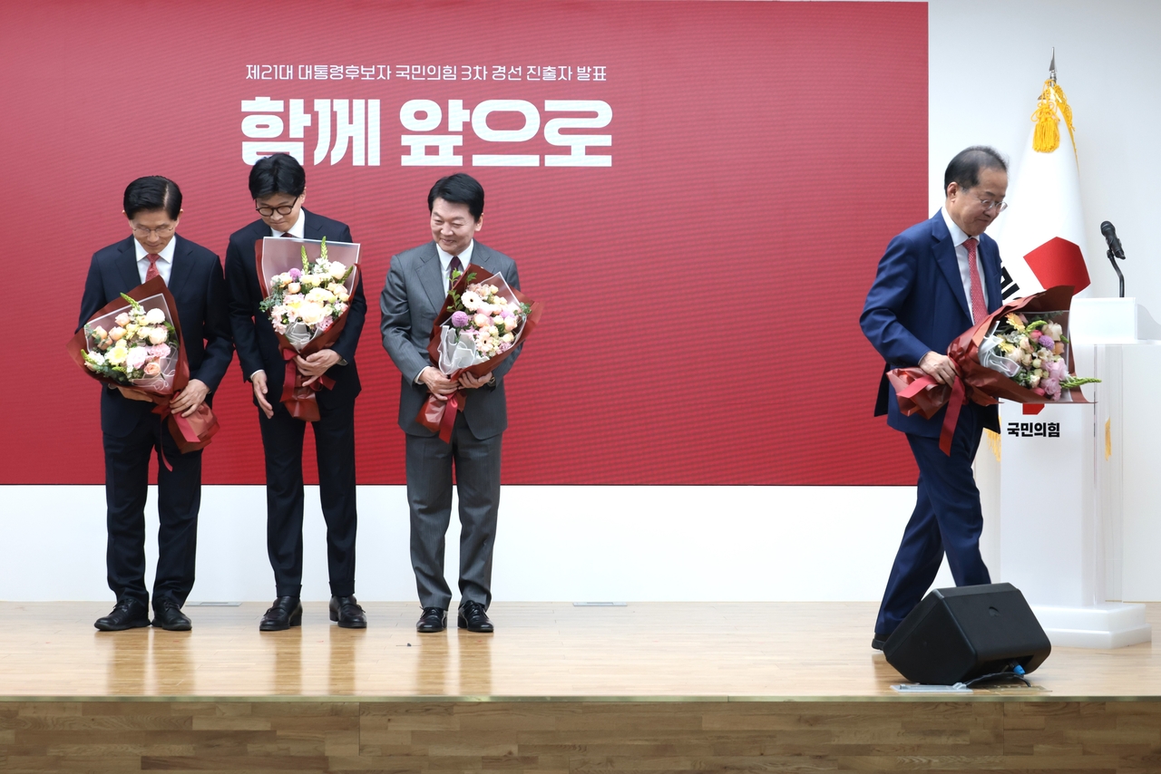 지난달 29일 서울 여의도 국민의힘 당사에서 열린 제21대 대통령 후보자 국민의힘 3차 경선 진출자 발표 행사에서 경선에 탈락 후 정계은퇴 의사를 밝힌 홍준표 후보가 기념촬영 무대에서 내려가고 있다. [연합뉴스]