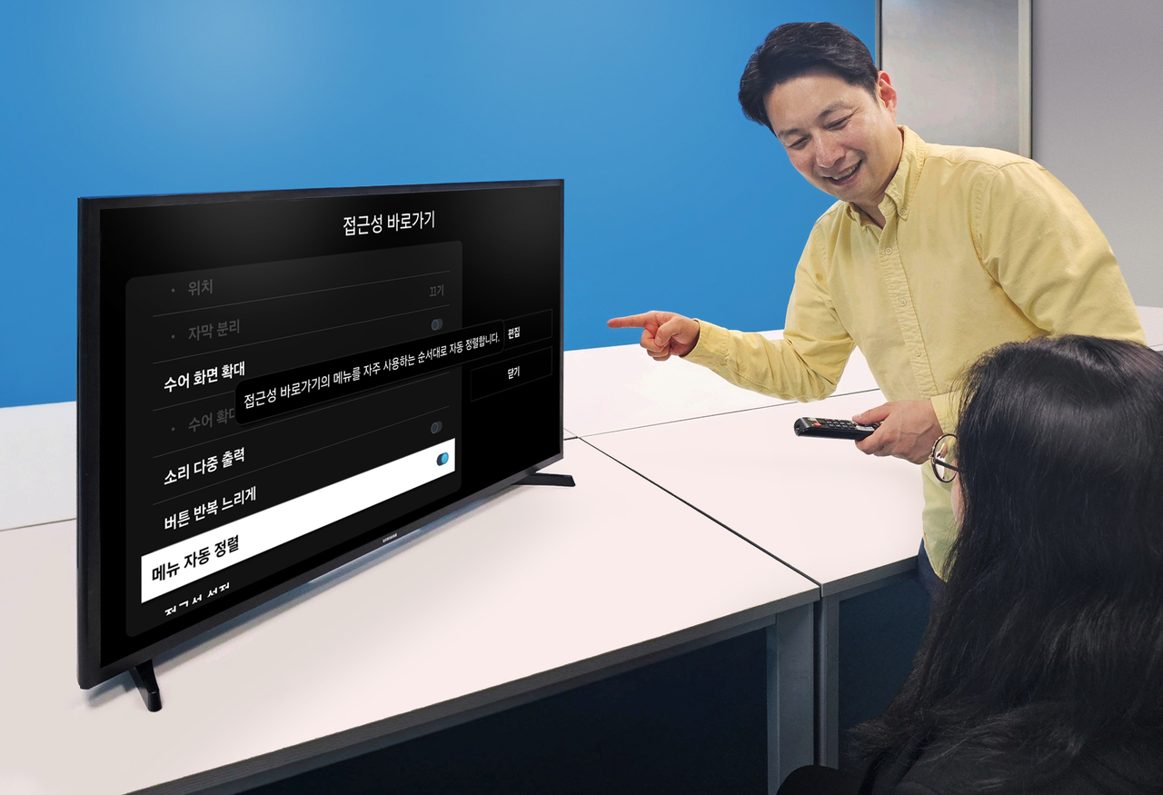 삼성전자 담당자가 ‘시각·청각 장애인용 TV 보급사업’ 공급 모델인 43형 풀HD 스마트 TV를 소개하고 있다.  [삼성전자 제공]
