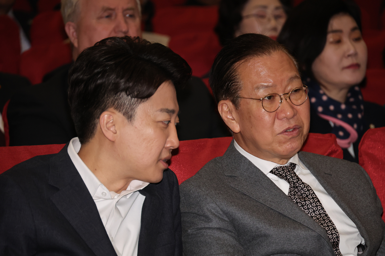 이준석(왼쪽) 개혁신당 대선 후보와 권영세 전 국민의힘 비상대책위원장이 지난 3월 7일  국회 의원회관에서 열린 지방분권형 헌법 개정 국회 대토론회서 대화하고 있다. [연합]