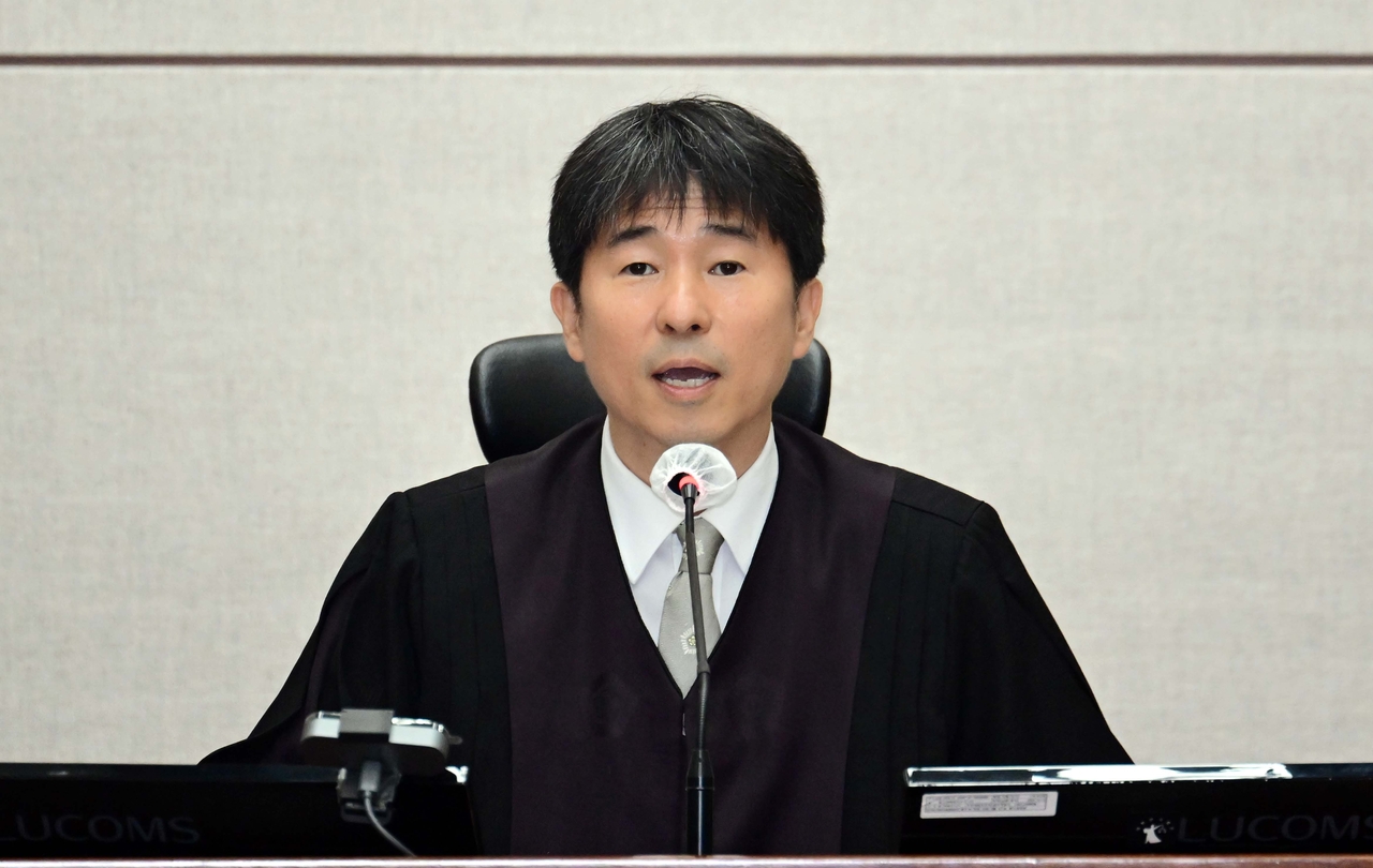 지귀연 부장판사가 4월 21일 서울 서초구 서울중앙지법에서 열린 윤석열 전 대통령 내란 우두머리 혐의 형사재판 2차 공판에서 발언하고 있다. [사진공동취재단] [연합]