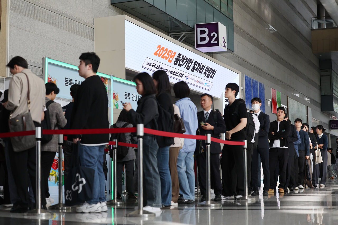서울 강남구 코엑스에서 열린 2025 중견기업 일자리 박람회를 찾은 구직자들이 입장을 기다리고 있다. [연합]