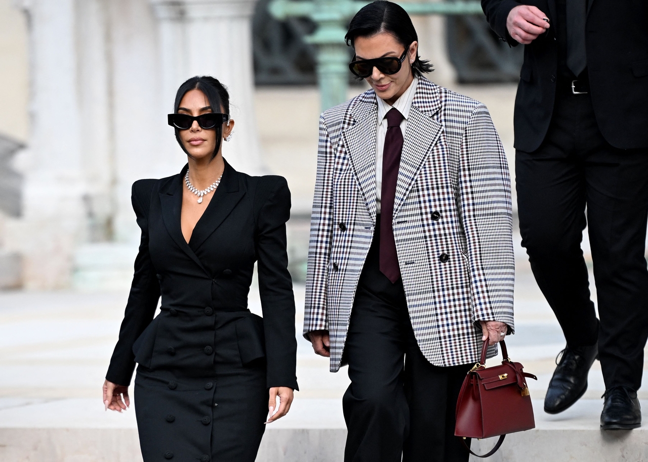 US celebrity Kim Kardashian (left) leaves the court with her mother Kris Jenner, in Paris, Tuesday. (AFP-Yonhap)