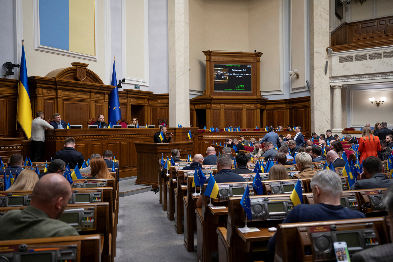 Ukrainian lawmakers discuss ratifying the deal with the United States about mineral resources in Kyiv, Ukraine, May 8. (Reuters-Yonhap)