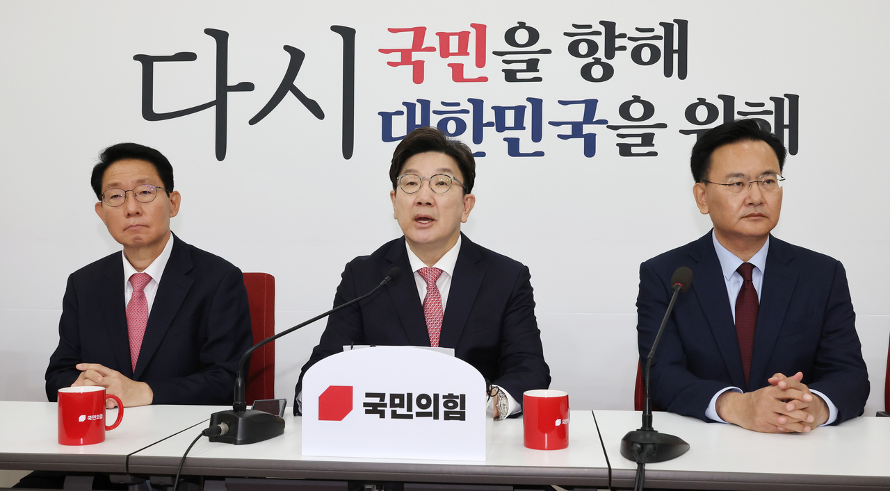 People Power Party Floor Leader Kweon Seong-dong (center) speaks at an emergency meeting of the National Assembly's judiciary committee, in Seoul on Wednesday. (Yonhap)