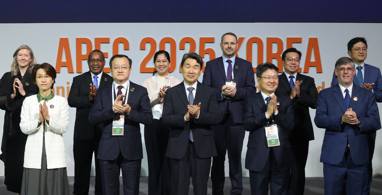 Acting President and Education Minister Lee Ju-ho (center, first row) poses for a commemorative photo with delegations from APEC member economies during the opening ceremony of the 7th APEC Education Ministers' Meeting, held Wednesday at the Jeju International Convention Center. (Yonhap)