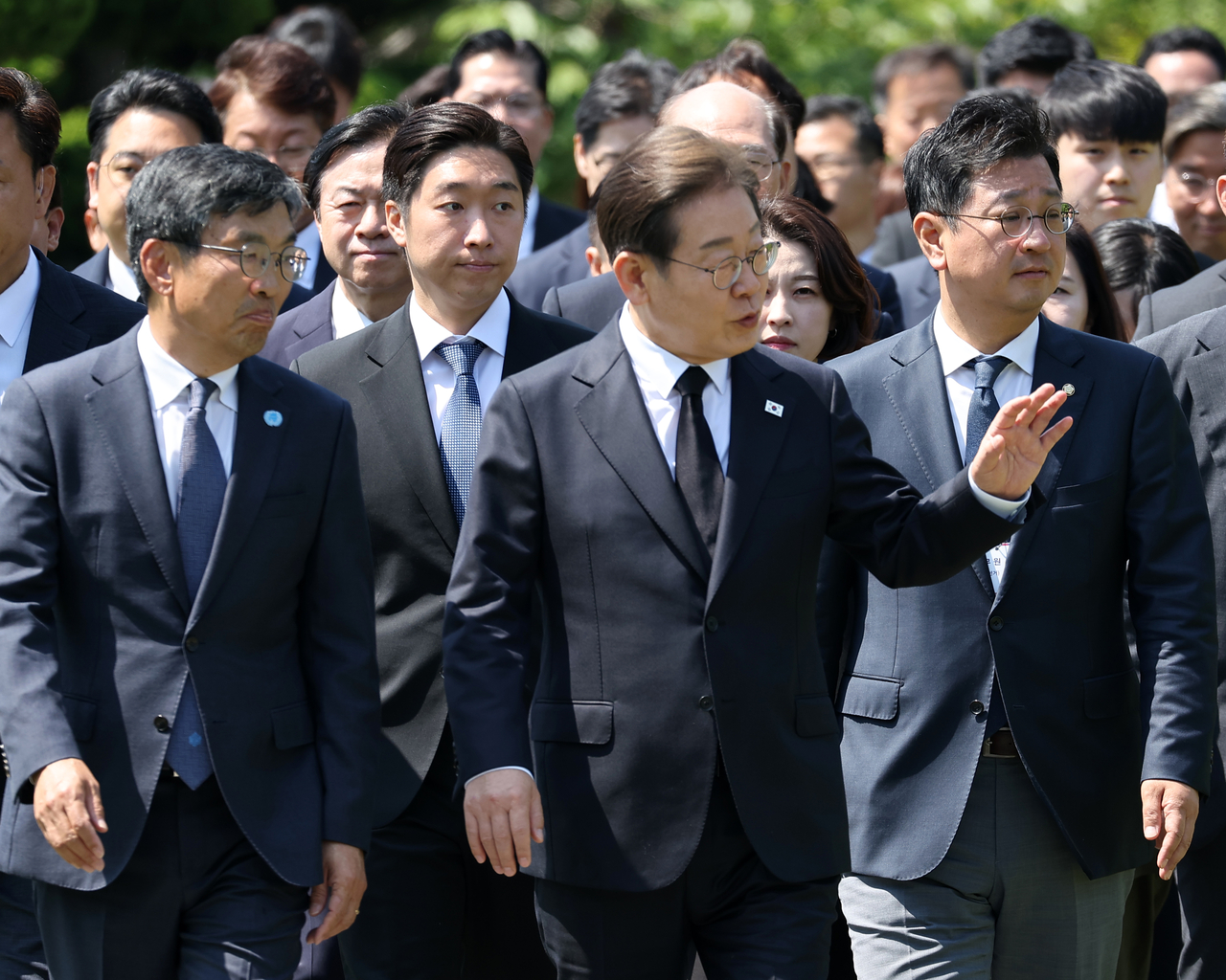 이재명 더불어민주당 대선후보가 14일 부산시 남구 유엔기념공원을 찾아 참배를 위해 이동하고 있다.  [연합]