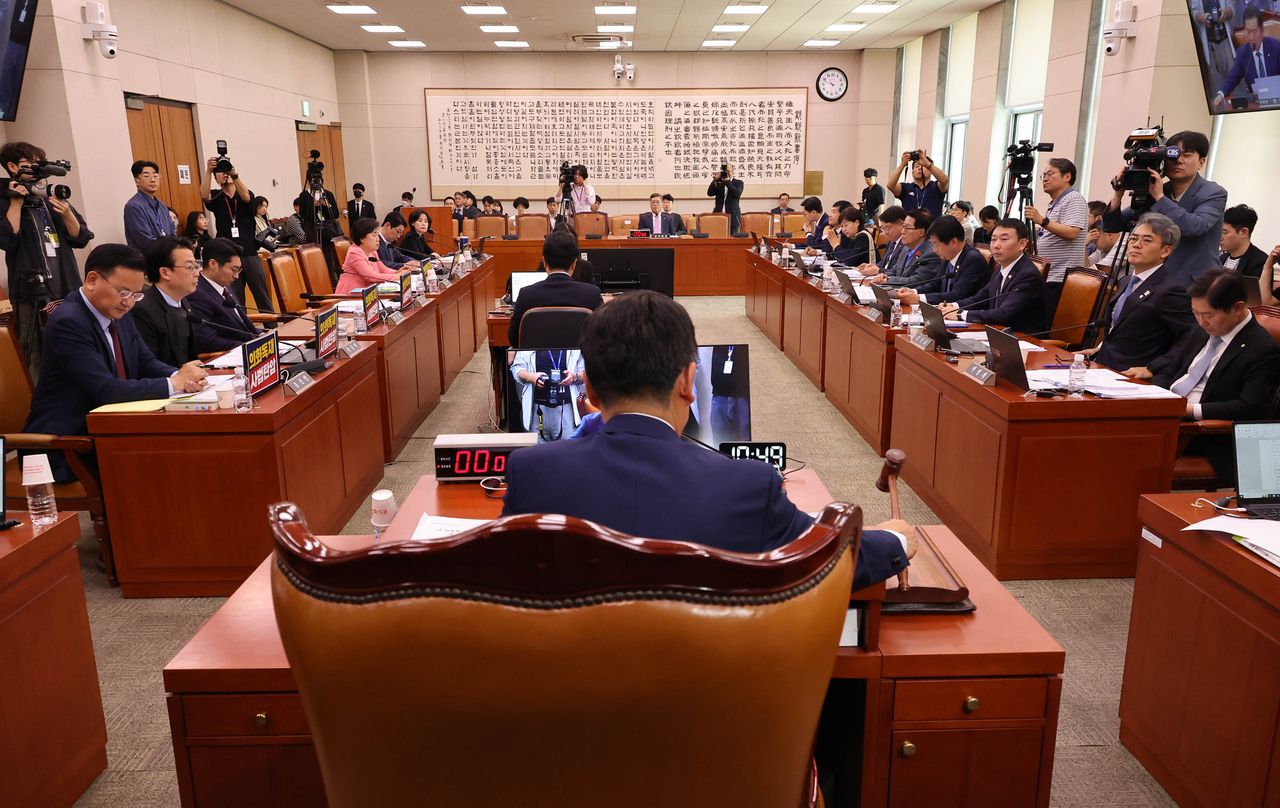 14일 서울 여의도 국회에서 열린 법원조직법·공직선거법·헌법재판소 등을 심사하는 법제사법위원회 전체회의에서 공직선거법 일부개정법률안이 민주당과 조국혁신당의 주도로 통과되고 있다. [연합]