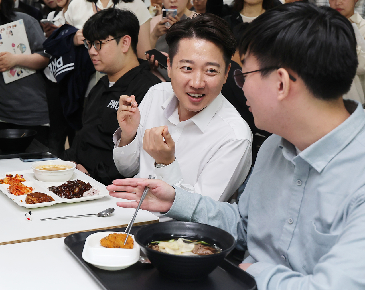 이준석 개혁신당 대선후보(가운데)가 14일 ‘학식 먹자 이준석’ 행사가 열린 부산 금정구 부산대학교에서 학생들과 학식을 먹으며 대화를 나누고 있다. [연합]