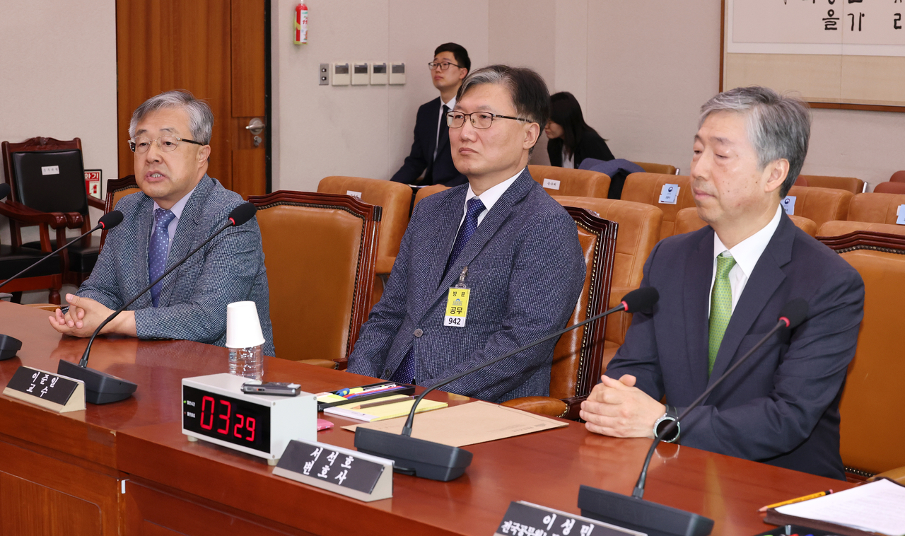 14일 국회에서 조희대 대법원장 등 사법부의 대선개입 의혹 진상규명 청문회가 열린 법제사법위원회 전체회의에 증인 및 참고인으로 출석한 서보학 경희대 법학전문대학원 교수(왼쪽부터), 이준일 고려대 법학전문대학원 교수, 서석호 변호사 등이 의원 질의에 답변하고 있다. [연합]