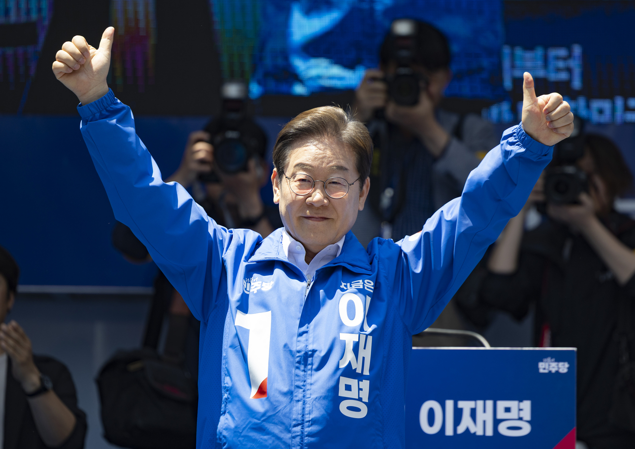The Democratic Party of Korea's presidential candidate Lee Jae-myung flashes a double thumbs-up at a rally in Busan on Wednesday. Yonhap
