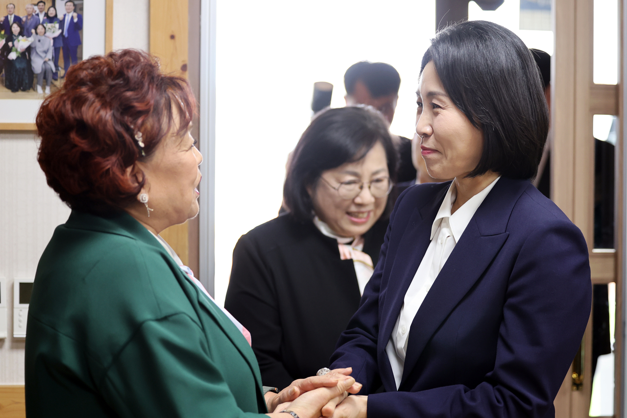 더불어민주당 이재명 대선 후보의 배우자 김혜경 여사가 14일 오후 광주 남구 오월어머니집에서 오월어머니들과 만나 인사를 나누고 있다. 김 여사는 이날 오전 광주 남구 노대동 빛고을노인건강타운에서 배식 자원봉사활동을 했다. <연합뉴스>