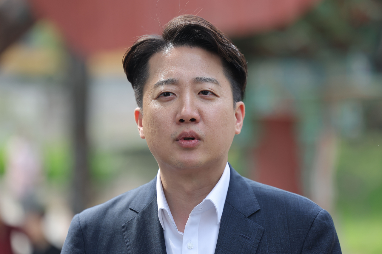 이준석 개혁신당 대선후보가 14일 부산 금정구 범어사 안양암 방문을 마친 뒤 취재진 질문에 답하고 있다. [연합]