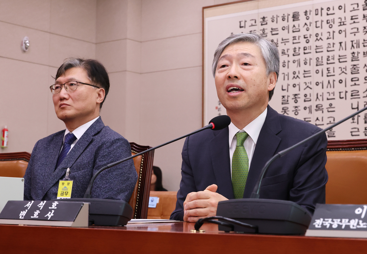 14일 국회에서 열린 법제사법위원회의 조희대 대법원장 등 사법부의 대선개입 의혹 진상규명 청문회에서 증인으로 출석한 서석호 변호사가 의원 질의에 답변하고 있다. 왼쪽은 참고인으로 출석한 이준일 고려대 법학전문대학원 교수. [연합]