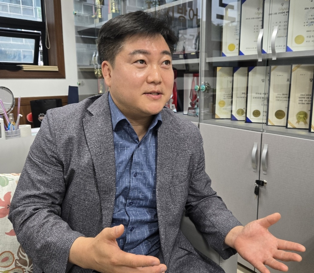 조준형 단장이 민간기업 1호 유도팀인 휴버트 유도단 창단 배경을 설명하고 있다.