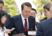 尹 ‘명예훼손’ 경찰 아닌 검사들이 왔다…법원 “근거 공개하라” [세상&]