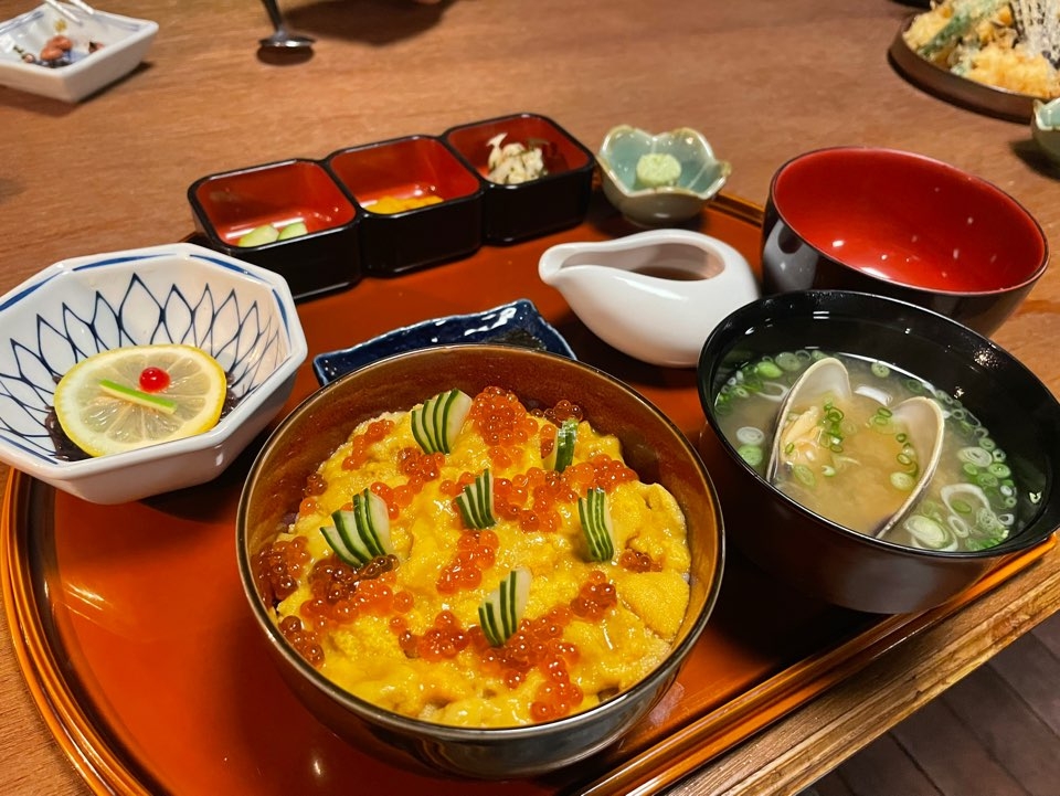 Wild sea urchin rice bowl (Hong Yoo/ The Korea Herald)
