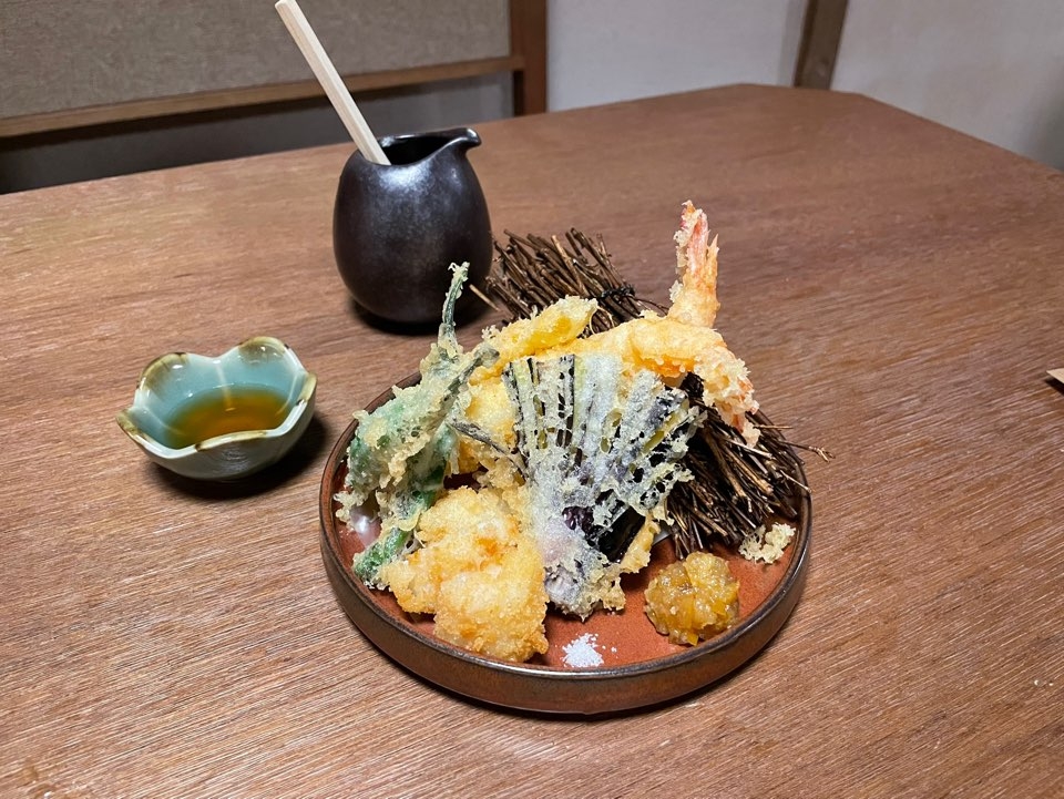 Assorted tempura platter (Hong Yoo/ The Korea Herald)