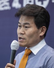 Star lecturer and outspoken advocate of ex-president quits teaching