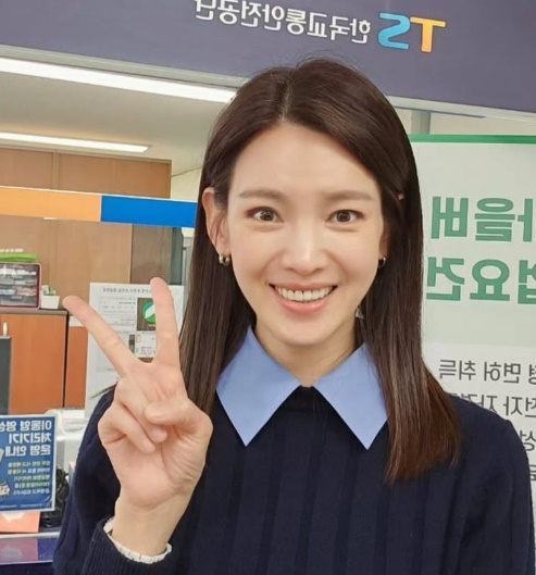 배우 정가은이 여배우로서는 최초로 택시 운전사에 도전한 근황이 알려져 화제다. 4월 17일 택시 자격시험을 치르기 위해 시험장에 도착한 정가은  [인스타그램 갈무리]