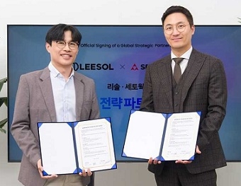 세토웍스 조충연 대표(왼쪽)와 리솔 권구성 공동대표가 지난 14일 해외 진출 관련 전략제휴 협약을 맺고 있다. [양사 제공]