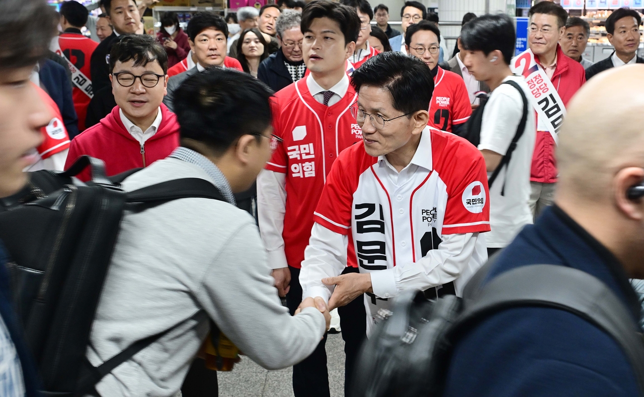 김문수 국민의힘 대통령 후보가 15일 오전 서울 구로구 신도림역에서 출근길 시민들과 인사를 나누고 있다. 이날 앞서 자랑스러운 중소기업인협의회 조찬 강연에 나선 김 후보는 이어 대한민국교원조합의 대선 정책제안서 전달식에 참석했다. 이상섭 기자
