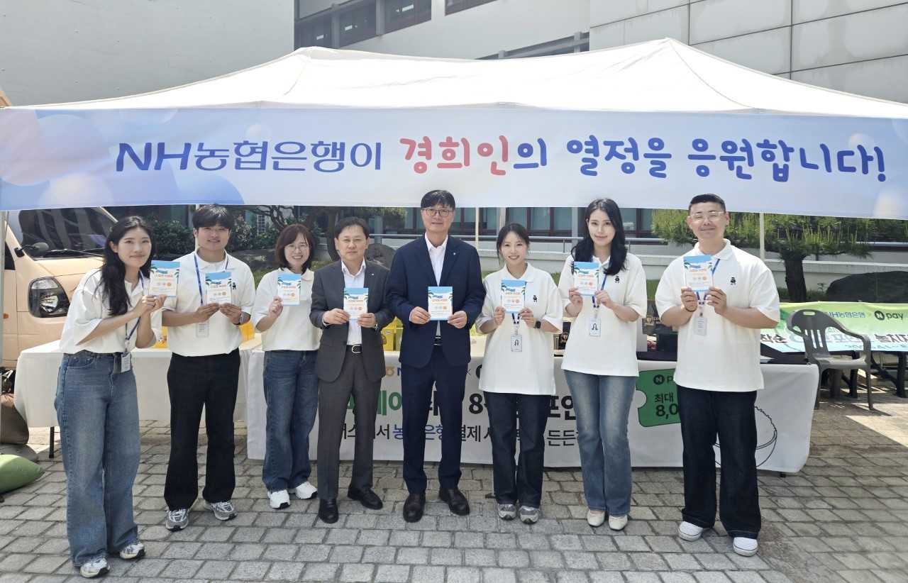 NH농협은행이 14일 서울 동대문구 경희대학교 캠퍼스를 찾아 네이버포인트를 제공하는 이벤트를 열었다. 사진은 박내춘(오른쪽 네번째) 농협은행 개인디지털금융부문 부행장과 임직원들이 기념촬영하는 모습. [NH농협은행]