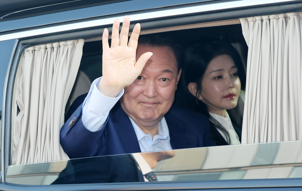 Former first lady Kim Keon Hee (right) and ex-President Yoon Suk Yeol are seen leaving the official presidential residence in Seoul on April 11. (Im Se-jun/The Korea Herald)