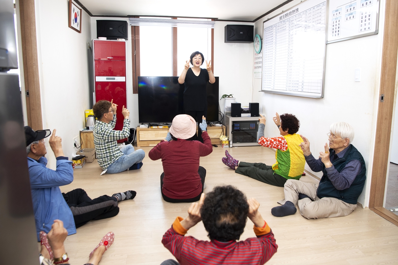 울릉군의 ‘경로당 행복 선생님’ 지원 사업일환으로 어르신들이 경로당에서 실버체조를 하고 있다[울릉군제공]