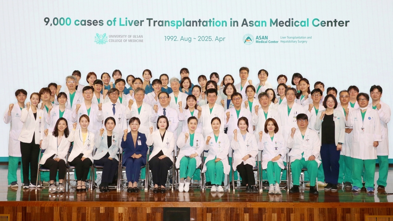 서울아산병원 간이식팀 의료진이 간이식 9천례 달성을 축하하며 5월 7일(수) 기념사진을 찍고 있다.