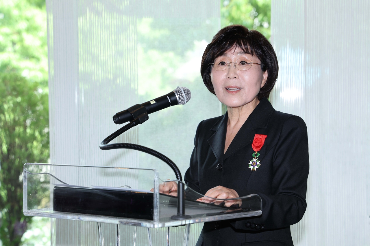 Choi Jung-wha speaks during an awards ceremony held at the French Embassy in Seoul’s Seodaemun-gu, Thursday. (Lee Sang-sub/The Korea Herald)
