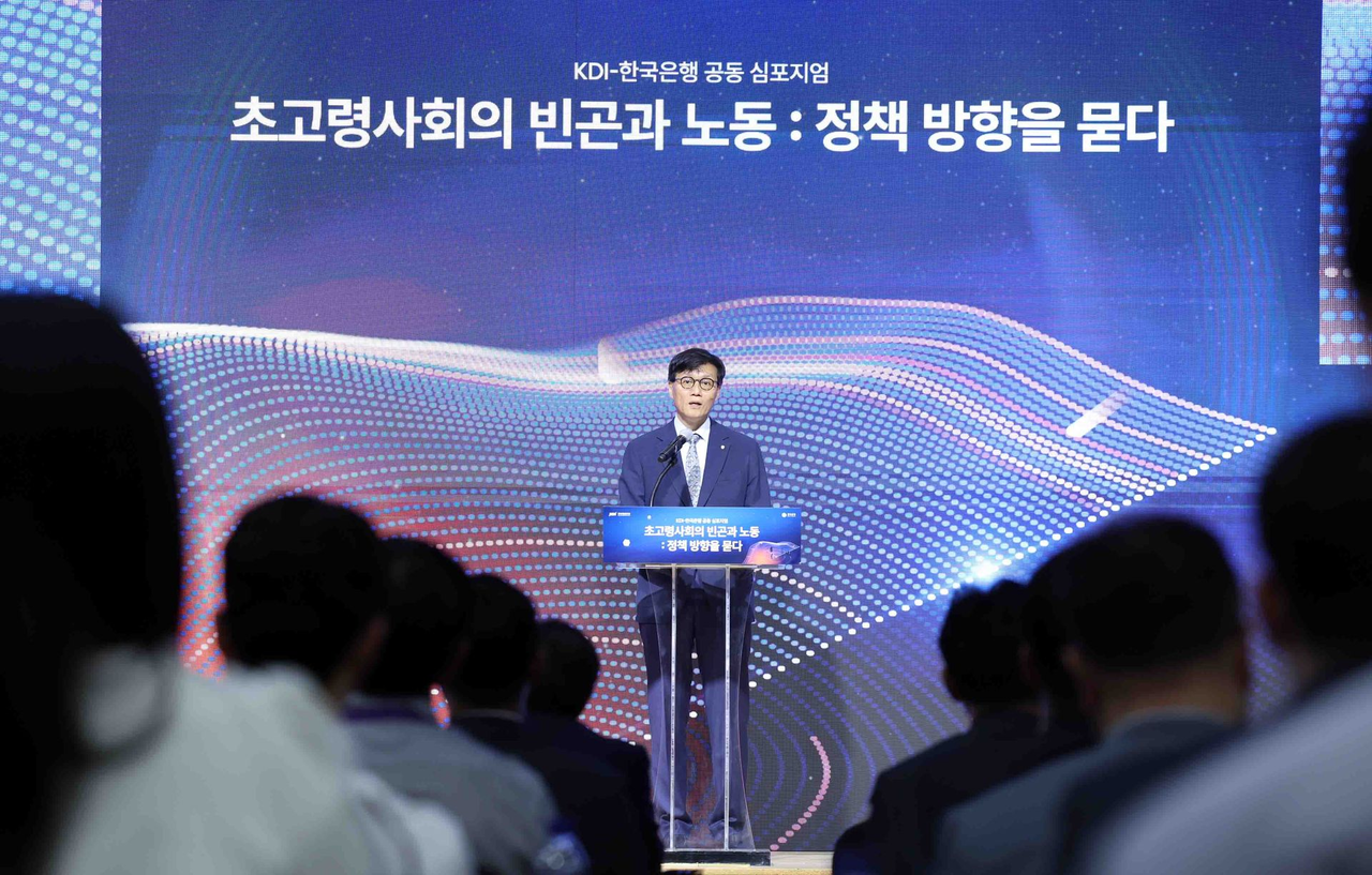 이창용 한국은행 총재는 15일 노인빈곤 문제를 해결하기 위해 주택연금 등을 활성화해야 한다고 강조했다. 사진은 15일 오후 KDI 공용동 6층 대회의실에서 열린 KDI-한국은행 공동 심포지엄에서 환영사를 발표하고 있는 이창용 한국은행 총재 [한국은행 제공]
