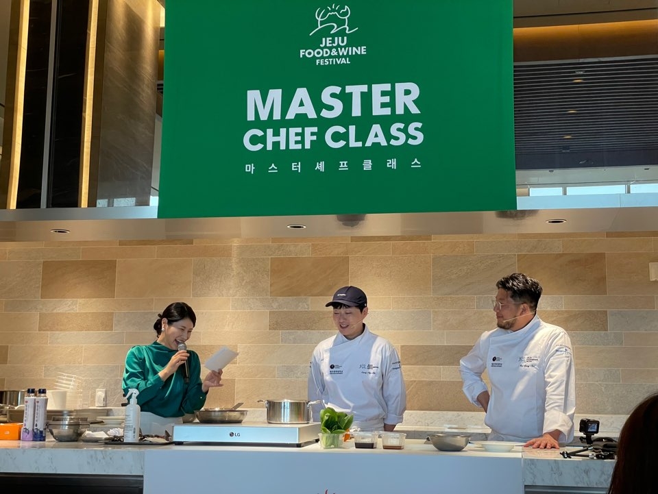 Chef Cho Kwang-hyo (middle) and Chae Nak-young (right) giving a private cooking class at the 10th Jeju Food & Wine Festival held at Jeju Shinhwa World in Seogwipo, Jeju Island, on Thurs. (Hong Yoo/ The Korea Herald)