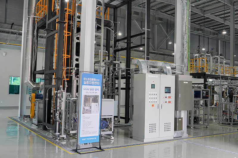 탄소포집활용(CCU) 실증실험동 내 CO2 기상전환설비.[한국화학연구원 제공]
