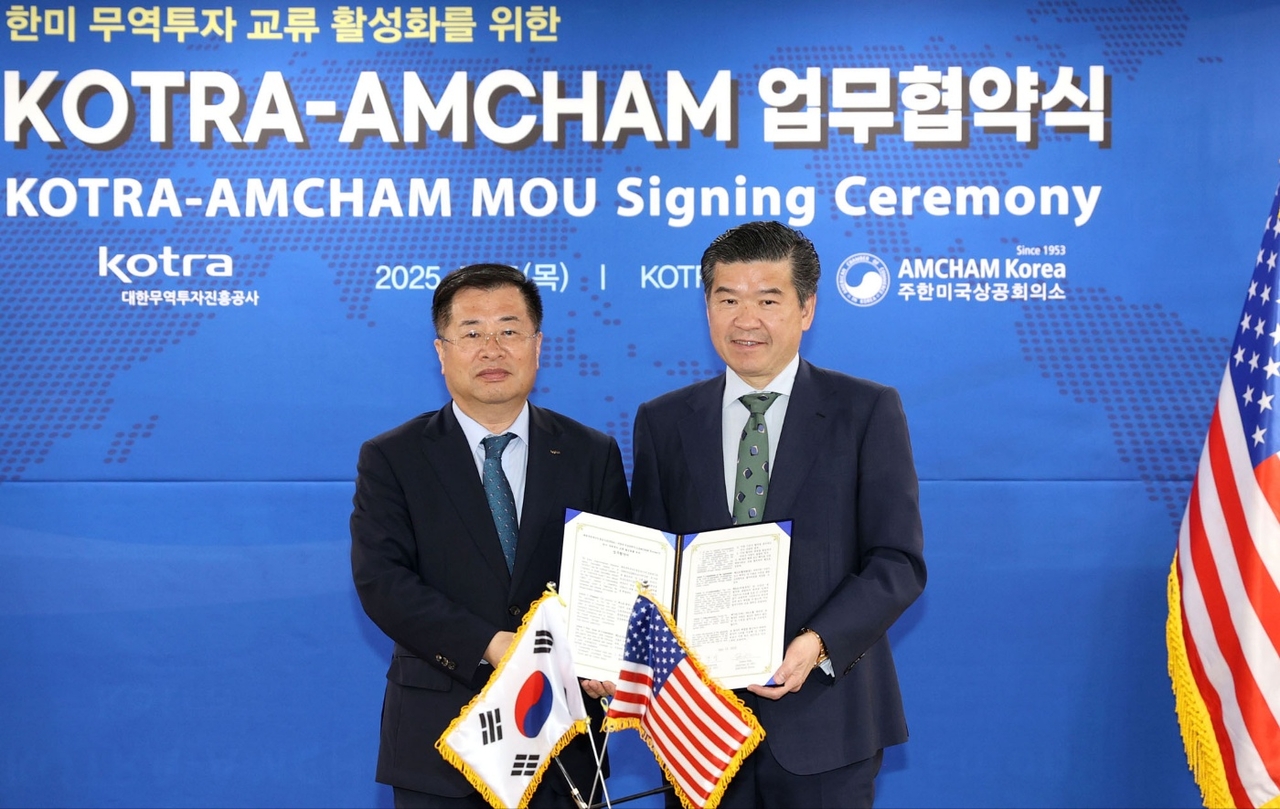 주한미국상공회의소(이하 암참)와 대한무역투자진흥공사(이하 KOTRA)가 15일 오전 KOTRA 본사에서 국내 외국인투자기업의 무역·투자 환경 개선을 위한 전략적 파트너십 구축을 골자로 한 업무협약(MOU)를 체결했다. [암참 제공]