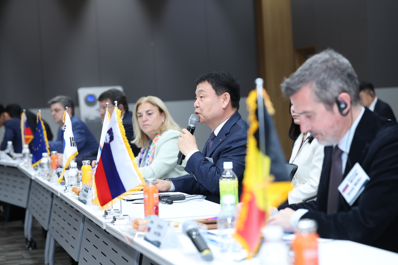 윤석대(가운데) 한국수자원공사 사장이 13일 대전 대덕구 본사에서 주한 유럽연합(EU) 및 4개 회원국 대사 대표단에게 환영사를 하고 있다.  [한국수자원공사 제공]