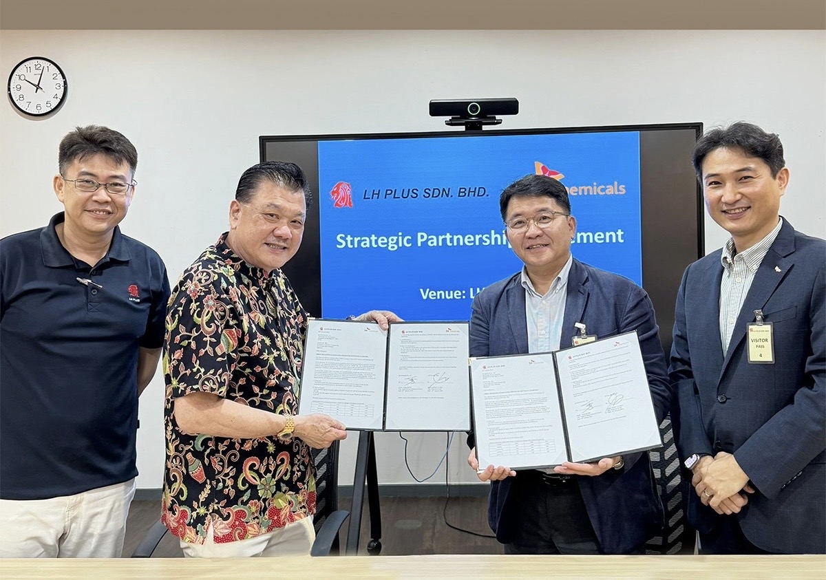 Kim Eung-soo (third from left), head of Green Materials Business Division at SK chemicals and Callum Chen (second from left), CEO of LH Plus, pose for a commemorative photo after signing the agreement at LH Plus headquarters in Malaysia on Thursday. (SK chemicals)