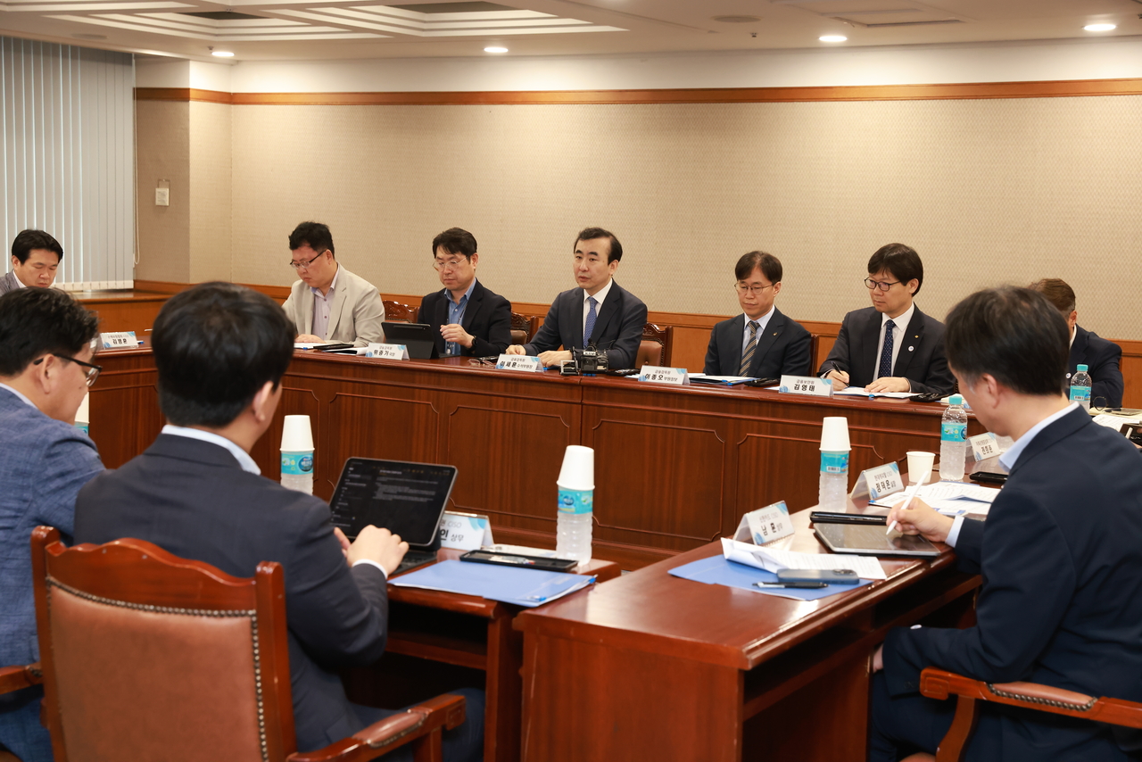 이세훈(가운데) 금융감독원 수석부원장은 15일 금융권 정보보호최고책임자(CISO) 간담회를 주재하고 철저한 보안체계 구축을 당부했다. [금감원 제공]
