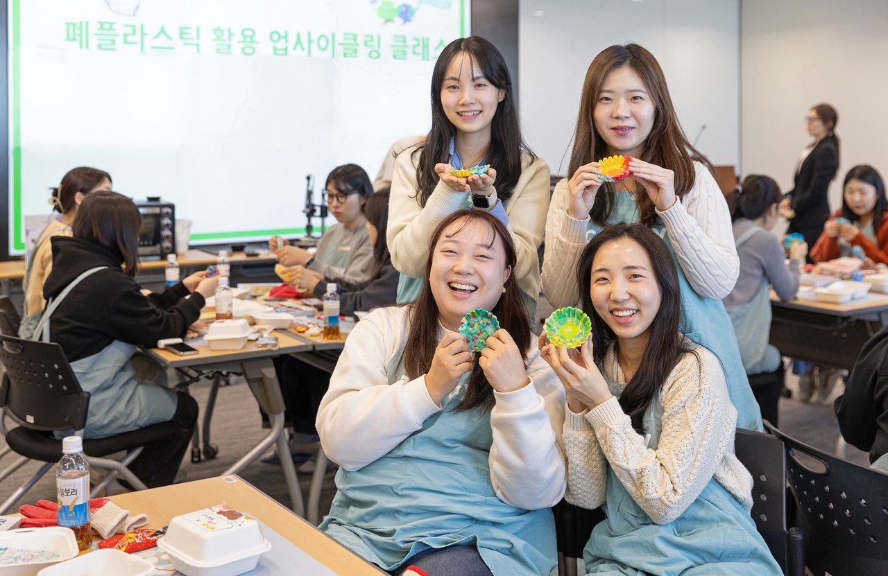 14일 열린 ‘폐플라스틱 업사이클링 클래스’에 참여한 코토토사이트 프리미어토토 임직원 모습. [코토토사이트 프리미어토토 제공]