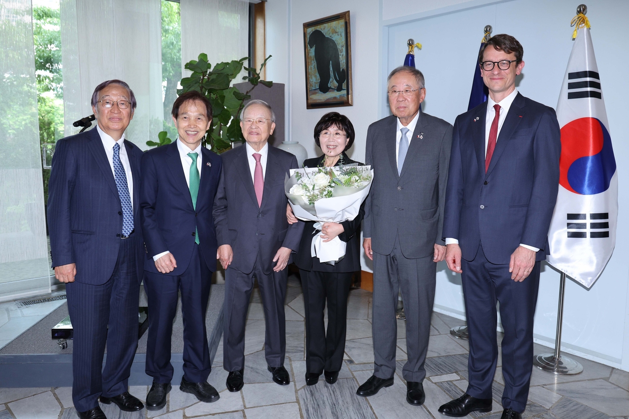 Choi Jung-wha (fourth from left) and French Ambassador to Korea Philippe Bertoux (right) pose for a photo during an awards ceremony held at the French Embassy in Seoul’s Seodaemun-gu, Thursday. (Lee Sang-sub/The Korea Herald)