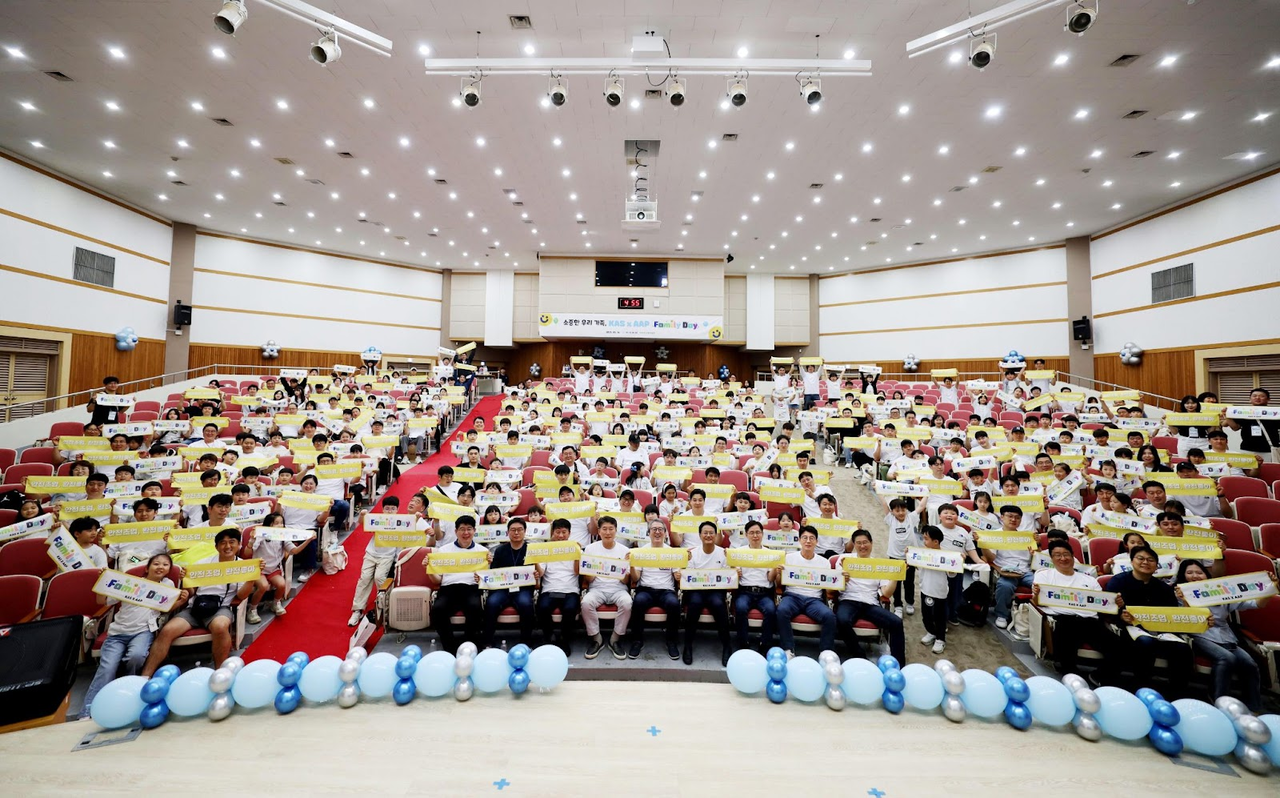 행사에 참석한 임직원과 가족들이 단체사진을 찍고 있다.  [한국공항 제공]