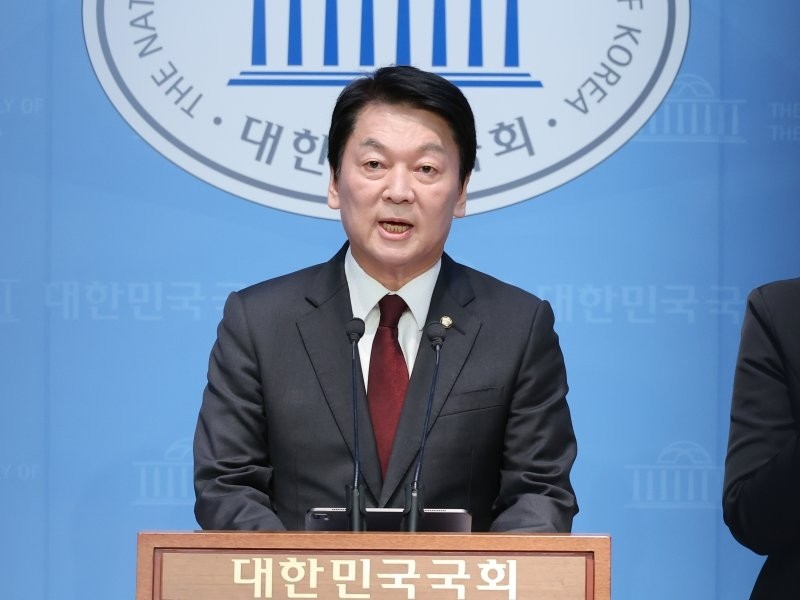 안철수 “한동훈, 과자 먹으며 인터넷 라방할 때 아냐”